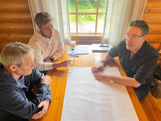 Kleingruppe diskutiert_3Teilnehmer